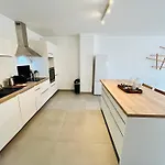 Holiday home Hypercentre, Spacieux, Lumineux, La Maison Du Rempart Tours